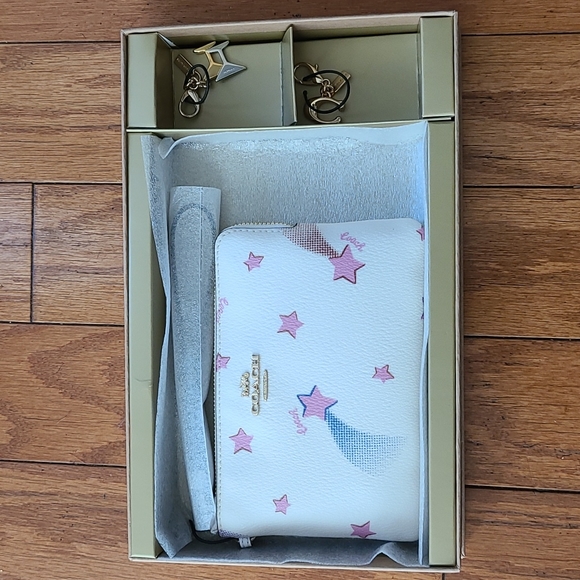 Coach Boxed Corner Zip Wristlet With Disco Star Print - Picture 2 of 6